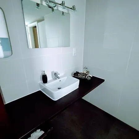 In Guest - Single With Shared Bathroom And Kitchen In *