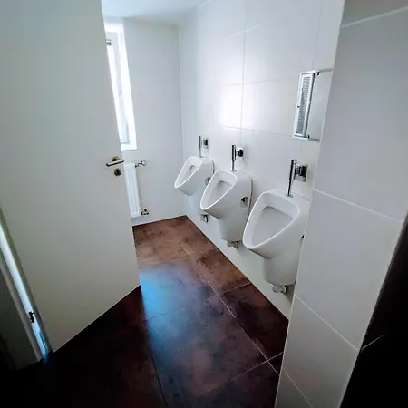 In Guest - Single With Shared Bathroom And Kitchen In